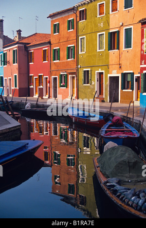 Bunte Reflexionen der Häuser in den Kanal auf der Insel Burano Stockfoto