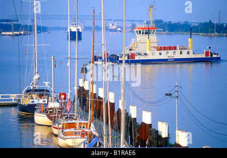 Fähre über den Nord-Ostsee-Kanal in Brunsbüttel in Norddeutschland Stockfoto