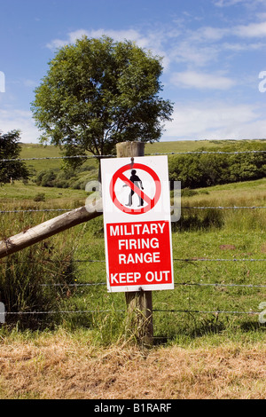 Schild am Bucht in Dorset Auslesen militärische Firing Range zu halten Stockfoto