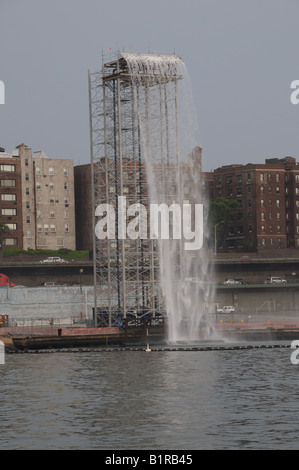 Eines Künstlers Olafur Wasserfälle im Hafen von New York, als Kunst im öffentlichen Raum-Projekt erstellt. Stockfoto