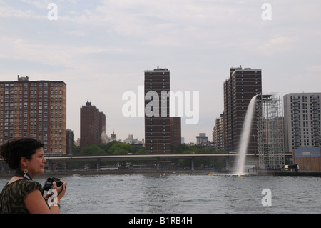 Einer der vier Wasserfälle, die vom Künstler Olafur Eliasson im New Yorker East River als Kunst im öffentlichen Raum-Projekt installiert. Stockfoto