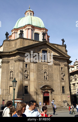 Fassade der Kirche Heiliger Retter-Ritter des Platzes Cross Altstadt Prag Stockfoto