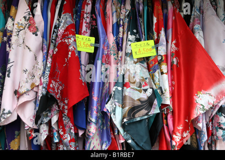 traditionelle Kimonos für den Verkauf auf Nakamise Dori Straße in Asakusa Tokio Japan Stockfoto