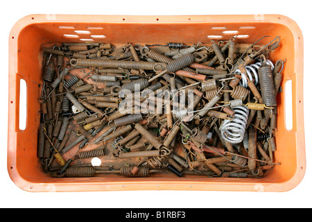 Auto Ersatzteile Teile Box Shop Kfz-Artikel Verkauf durcheinander Ausstellung Motorhaube Schale Körper Flügel Rot Blau Silber weiße Ziegel Leistungsschalter Metall Stockfoto