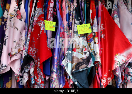 traditionelle Kimonos für den Verkauf auf Nakamise Dori Straße in Asakusa Tokio Japan Stockfoto