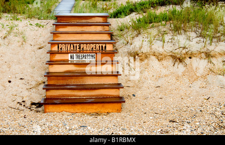 Melden Sie sich auf einer hölzernen Treppe zum Strand in Ponte Vedra Beach, Florida Stockfoto