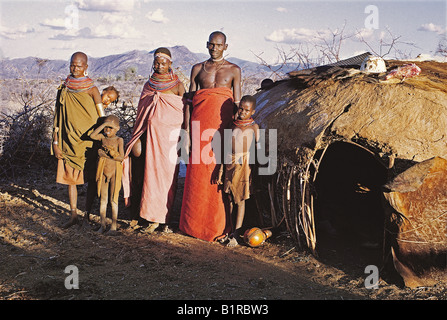 Ältere mit zwei Frauen und drei Kinder außerhalb ihrer einfachen Schlamm und Flechtwerk-Haus an der Tum in der Nähe von Baragoi Norden Kenias Samburu Stockfoto