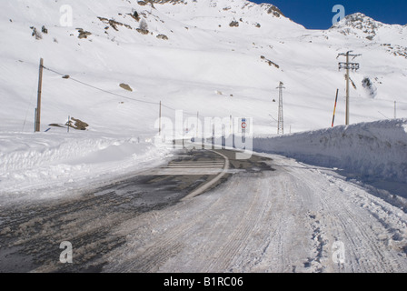gefrorene Weg nach Splügen Pass zwischen Italien und der Schweiz in der Nähe der Ortschaft Montespluga Stockfoto
