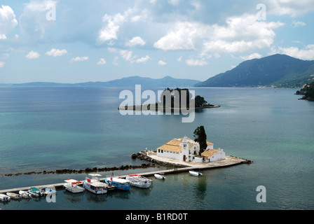 Vlaheraina Kloster aus dem 17. Jahrhundert und Pontikonisi Insel (Maus) gesehen von Hügeln von Kanoni, Korfu, Griechenland Stockfoto