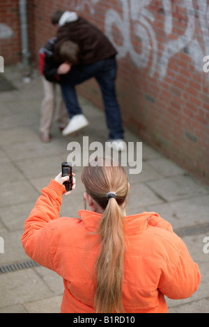 zwei kämpfende jungen gefilmt von einem Mädchen Stockfoto