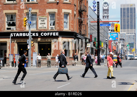 Starbucks-NW-Ecke von Yonge und College in Toronto, Ontario, Kanada Stockfoto