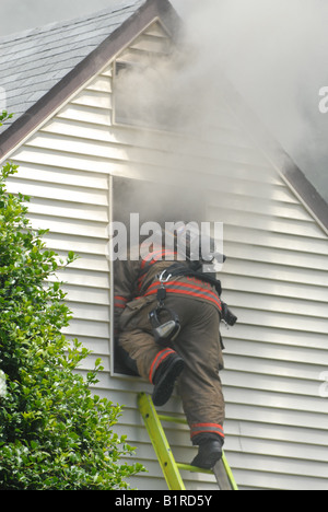 Feuerwehrmänner zu reagieren, um ein Haus Feuer in Maryland löschen Stockfoto