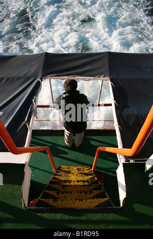 Mann sieht achtern von der Fähre Caleta Gonzalo, Patagonien, Chile Stockfoto