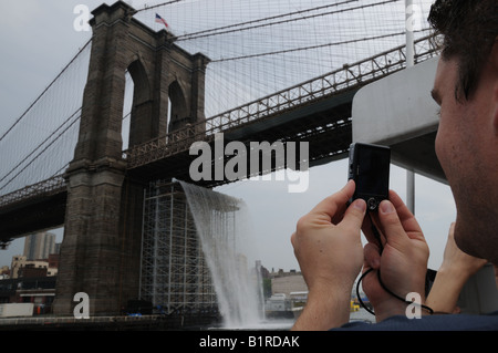 Einer der vier Wasserfälle, die vom Künstler Olafur Eliasson im New Yorker East River als Kunst im öffentlichen Raum-Projekt installiert. Stockfoto