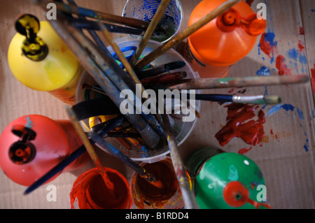 BÜRSTEN-TÖPFE UND FARBEN IN EINER SCHULE KUNSTHANDWERK ABTEILUNG UK Stockfoto