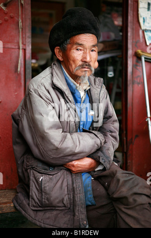 Naxi Mann in Baisha Dorf, nahe Lijiang, Yunnan, China. Stockfoto