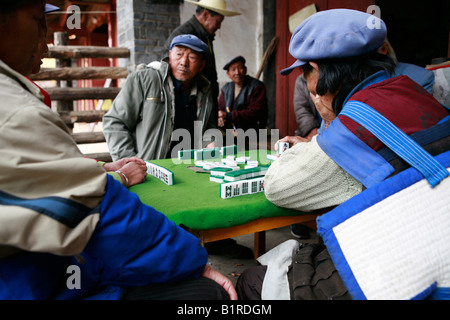 Mah Jong Spiel in Baisha Dorf, nahe Lijiang, Yunnan, China. Stockfoto