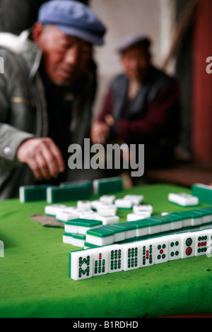 Mah Jong Spiel in Baisha Dorf, nahe Lijiang, Yunnan, China. Stockfoto
