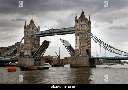 Tower Bridge eine sehr berühmte historische London.landmark überspannt den Fluss Themse; die Brücke wird ausgelöst, um den Bootsverkehr zugeben. Stockfoto