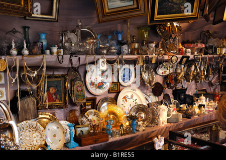 Antiquitäten und andere Utensilien auf der Auer Dult Markt, Munich, Bavaria, Germany, Europe Stockfoto