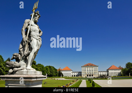 Neptune, Poseidon Skulptur vor Schloss Schloss Nymphenburg, München, Bayern, Deutschland, Europa Stockfoto