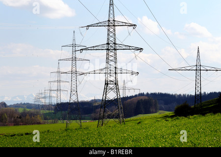 Hochspannungsleitungen auf das Alpenvorland, Wetterstein und Karwendel-Gebirge in der Ferne, Bayern, Deutschland, Stockfoto