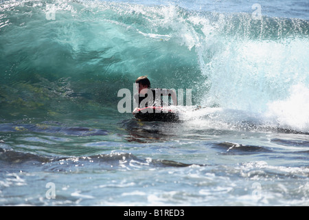 Teenager Surfer Surfen eine Rock-Regal-Pause Jibbon Landzunge Royal National Park Bundeena New South Wales Australien Stockfoto