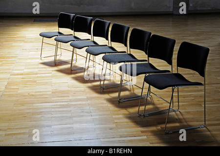 Reihe von leeren Stühlen, St.-Petri-Kirche, Dortmund, Nordrhein-Westfalen, Deutschland, Europa Stockfoto