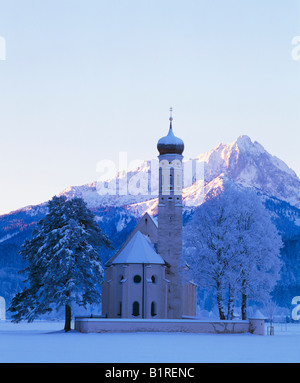Wallfahrtskirche St. Coloman unter dem Schnee in der Nähe von Füssen, Allgäu, Bayern, Deutschland, Europa Stockfoto