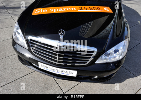 Daimler Mercedes Benz Firmenwagen, Schild mit der Aufschrift Sie Sparen 24.500Ae, sparen Sie 24, 500 Euro, München, Bayern, Deutschland, Europa Stockfoto