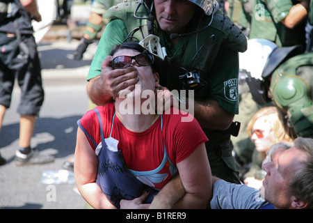 Polizist über Mund und Nase eines Demonstrators bei der Räumung der Sitzblockade gegen einen Neonazi-Veranstaltung, Berl Stockfoto