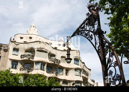 Fassade der Casa Milà, auch bekannt als La Pedrera oder The Quarry, entworfen von dem Architekten Antoni Gaudí, hinter einer Straßenlaterne d Stockfoto