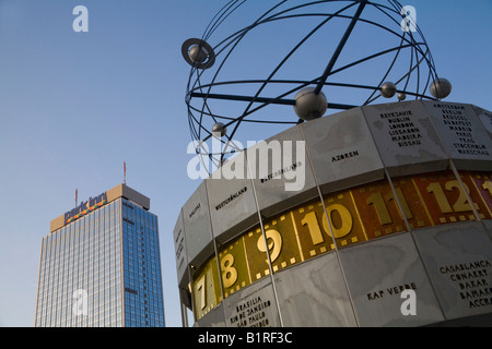 Weltzeituhr und Park Inn Hotel am Alexanderplatz-Platz, Berlin-Mitte, Deutschland, Europa Stockfoto