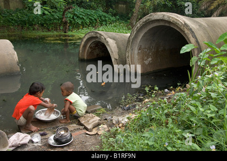 Kinder waschen in einem Slum Calcutta, Calcutta, Kolkata, Westbengalen, Indien Stockfoto