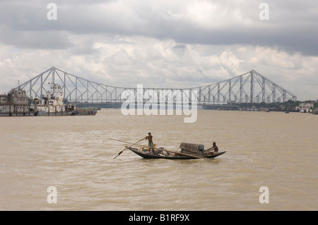 Fischerboot am Fluss Hooghly, Howrah Brücke hinten, Calcutta, Kolkata, Westbengalen, Indien Stockfoto