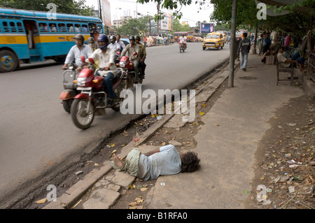 Obdachlose Tagelöhner, schlafen in den Straßen von Howrah, Hooghly, Westbengalen, Indien Stockfoto