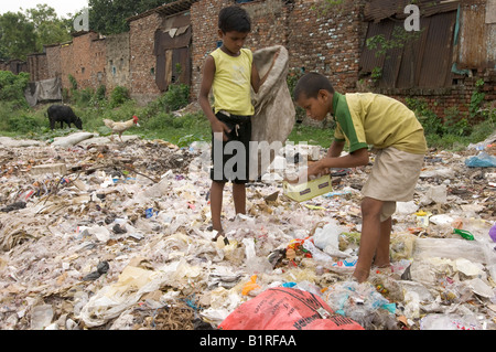 Zwei jungen durchwühlen Mülldeponie, um ein paar Rupien von Wertstoffen in den Slums von Howrah, Hooghly, West verdienen Stockfoto