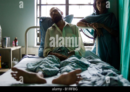 Anwari Mondol, 35 Jahre alt, hat eine bedrohliche Leben TB oder Tuberkulose-Infektion, seinen Aufenthalt in der Privatklinik Shree Jain ist cov Stockfoto