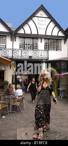 Attraktive junge blonde Lady Guildford Surrey UK Stockfoto