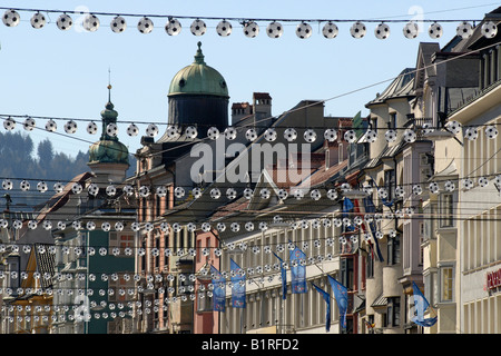 Altstadt von Innsbruck dekoriert für die Fußball Europameisterschaft 2008, Alpen auf Rückseite, Maria-Theresien-Straße, Stockfoto