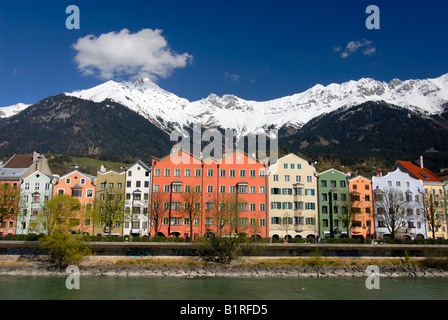 Häuserreihe auf Mariahilfer Straße entlang des Inns, Schnee bedeckt Karwendel Gebirge der Alpen am Rücken, historische c Stockfoto