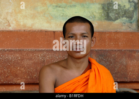 Lächelnde buddhistischer Mönch trägt einen orangefarbenen Gewand, Angkor, Siem Reap, Kambodscha, Asien Stockfoto