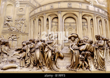 Bronzetür Florenz Paptistery oder Battistero di San Giovanni oder Baptisterium des Johanniterordens, frühe Meisterwerk der Renaissance durch Stockfoto