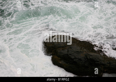 Felsen und Wellen am Strand von Kovalam, Kerala, Indien Stockfoto