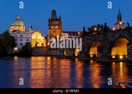 Abend Stimmung, Karlsbrücke über die Moldau, UNESCO-Weltkulturerbe, Prag, Tschechische Republik, Tschechien, Europa Stockfoto