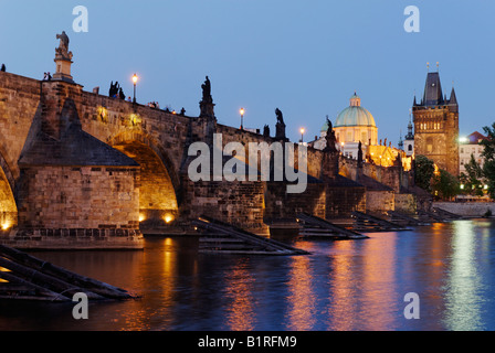 Abend Stimmung, Karlsbrücke über die Moldau, UNESCO-Weltkulturerbe, Prag, Tschechische Republik, Tschechien, Europa Stockfoto