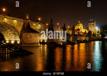 Abend Stimmung auf die Karlsbrücke und die Moldau, UNESCO-Weltkulturerbe, Prag, Tschechische Republik, Tschechien, Europa Stockfoto