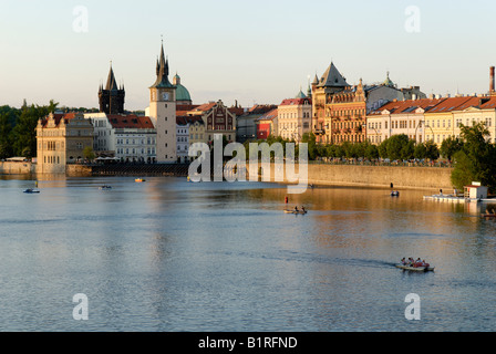 Die Bank des Flusses Vltava in der historischen Stadt Zentrum, UNESCO-Weltkulturerbe, Prag, Tschechische Republik, Tschechien, Europa Stockfoto