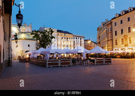 Straßencafé auf dem Rynek Krakowski, Hauptmarkt, UNESCO-Weltkulturerbe, Krakau, Polen, Europa Stockfoto