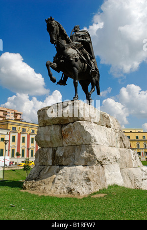 Skanderbeg-Denkmal in Skanderbeg-Platz in Tirana, Albanien, Europa Stockfoto